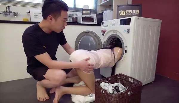 link sex nhật hạ địt từ phía sau cô bạn ở cùng phòng bị kẹt trong máy giặt