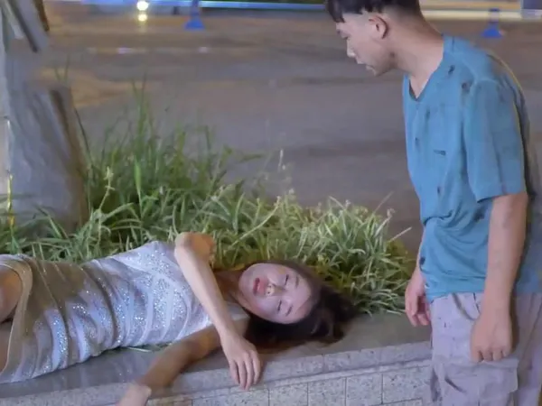 minami sex Gã ăn xin cơ hội đưa cô gái say xỉn về nhà rồi tranh thủ địt…