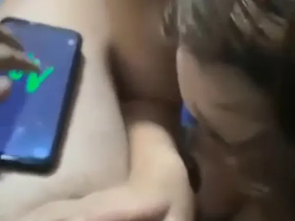 sex nhật les Mèo con ngoan ngoãn liếm mút mặc cho anh vẫy sextoy bên dưới lồn